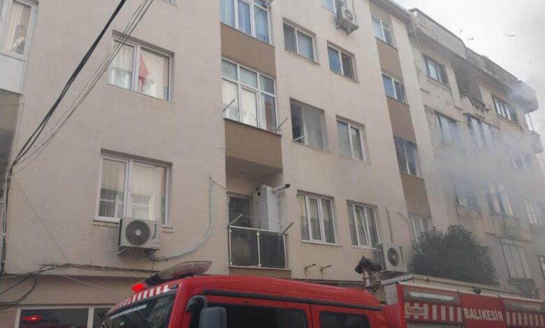 Bandırma’da apartman dairesinde yangın 1 AW096337 01 |
