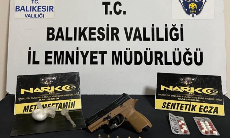 Şüpheli araçtan hem silah hem uyuşturucu ele geçirildi 1 AW096778 02 |