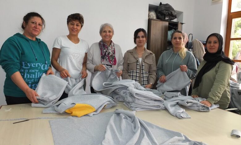Gazzeli çocuklar üşümesin diye battaniye ve giysi dikiyorlar 1 AW099019 01 |
