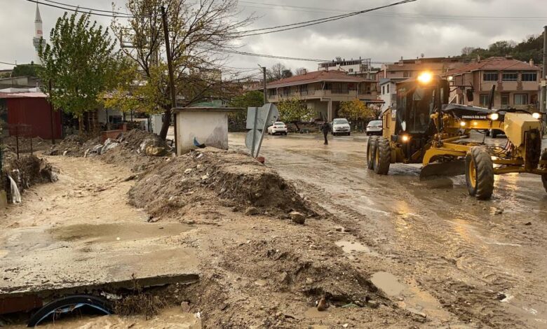 Çanakkale'de dere taştı, otomobil suya gömüldü 1 AW099390 12 |