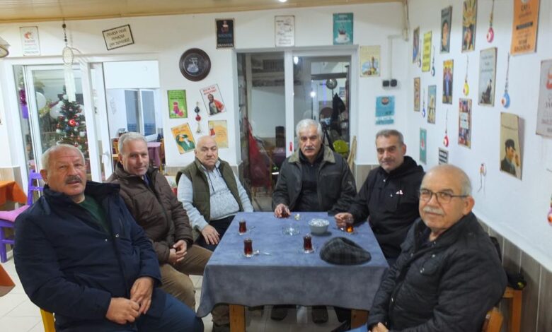 Burhaniye’nin renkli kahvehanesine yoğun ilgi 1 AW104623 01 |