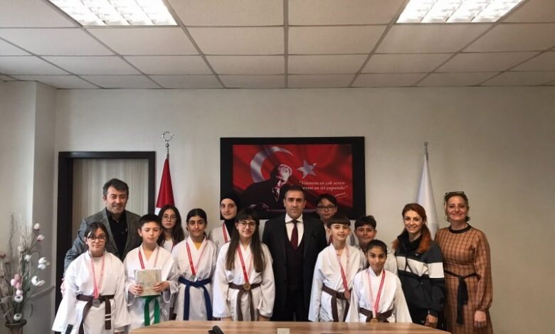 Kaymakam Memiş, şampiyon sporcuları kabul etti 1 AW108189 01 |