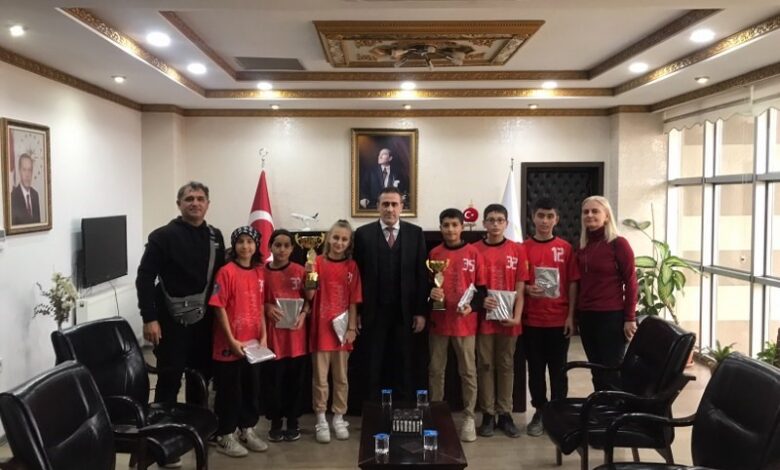 Kaymakam Memiş, başarılı hentbolcuları kabul etti 1 AW108903 01 |