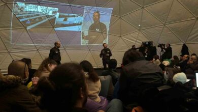 astronot gezeravciyi da tasiyan uzay aracinin istasyona kenetlenmesi kent meydanlarindan takip ediliyor af64350 |