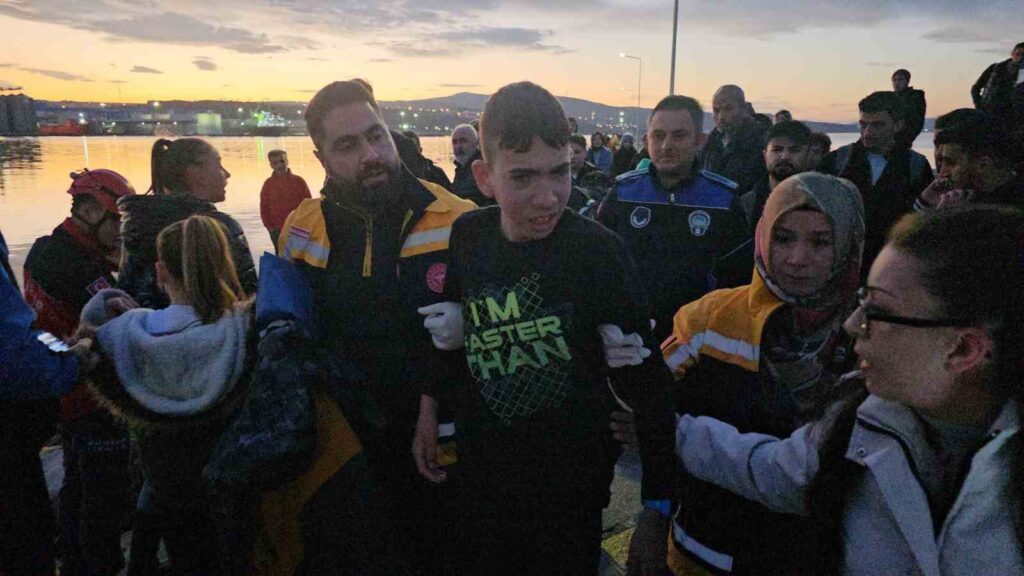 bandirmada kayaliklara sikisan cocugu itfaiye ekibi kurtardi b20817b |