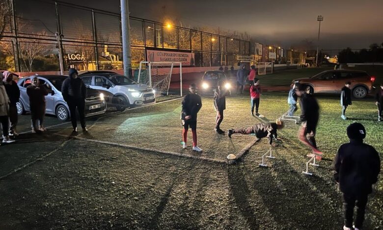 Beylikdüzü’nde stadyumda araç farları eşliğinde antrenman 1 beylikduzunde stadyumda arac farlari esliginde antrenman 90d8267 |