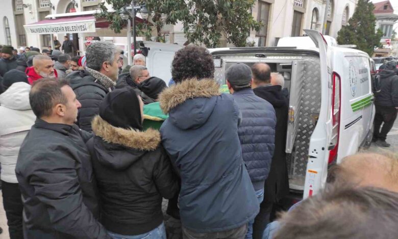 Burhaniye’ de çukura düşerek yaşamını yitiren genç iş insanı toprağa verildi 1 burhaniye de cukura duserek yasamini yitiren genc is insani topraga verildi 41195b2 |