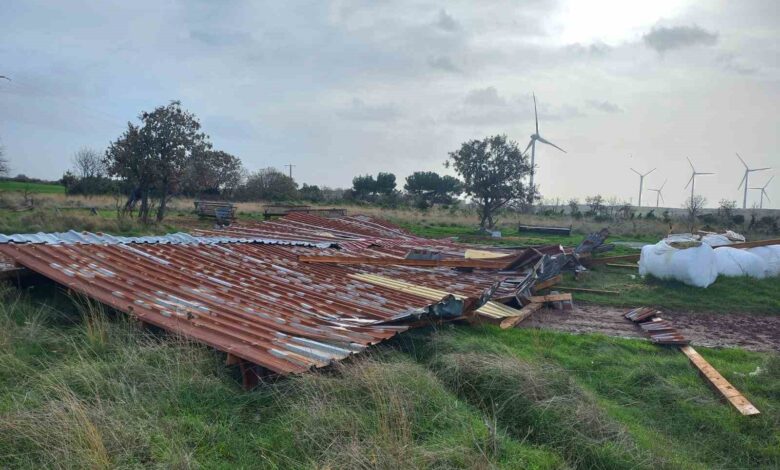 Ezine’de fırtına nedeniyle bir ağılın çatısı uçtu 1 ezinede firtina nedeniyle bir agilin catisi uctu aa1b81b |