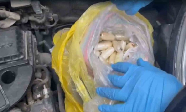 otomobilin kaputundan 1 kilo uyusturucu cikti b6fd5d1 |