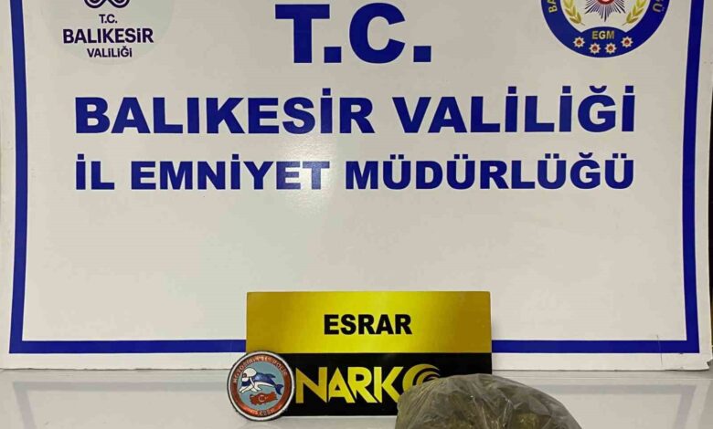 Otomobille polisten kaçan şahıslarda uyuşturucu ve tarihi eser çıktı 1 otomobille polisten kacan sahislarda uyusturucu ve tarihi eser cikti 80d4df4 |