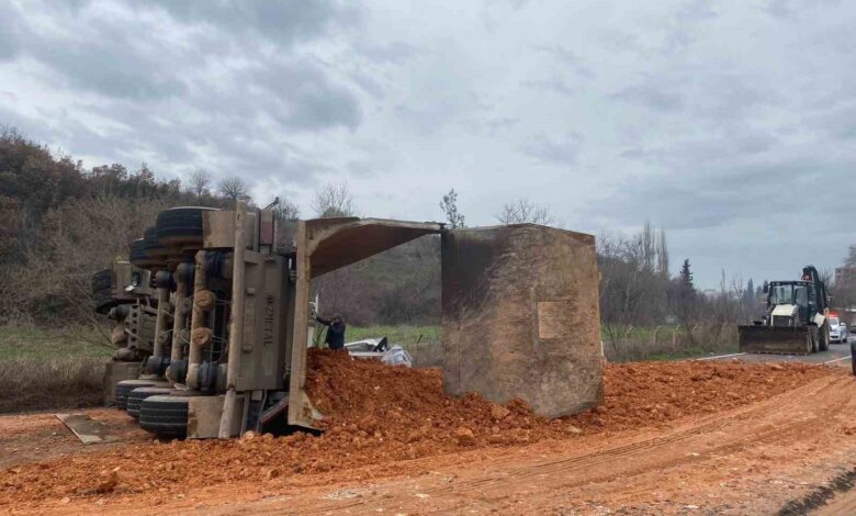 Sındırgı’da maden yüklü kamyon yan yattı: 1 yaralı 1 sindirgida maden yuklu kamyon yan yatti 1 yarali 9bbbf98 |