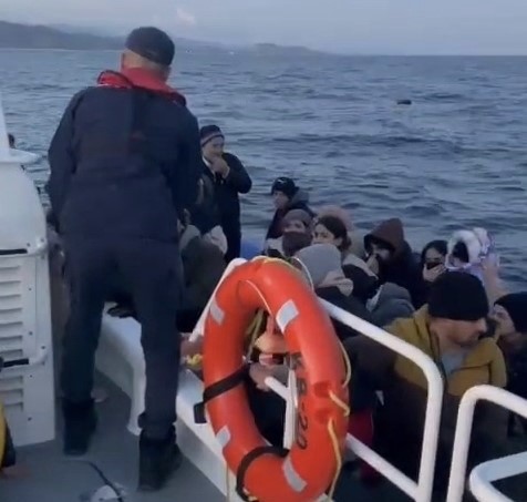 Yunan unsurlarınca ölüme terk edilen 34 kaçak göçmen kurtarıldı 1 yunan unsurlarinca olume terk edilen 34 kacak gocmen kurtarildi f91c29e |