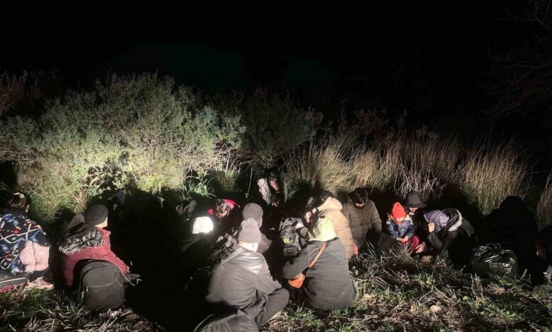 ayvacikta 9 kacak gocmen yakalandi 2 organizator tutuklandi 162b47c |