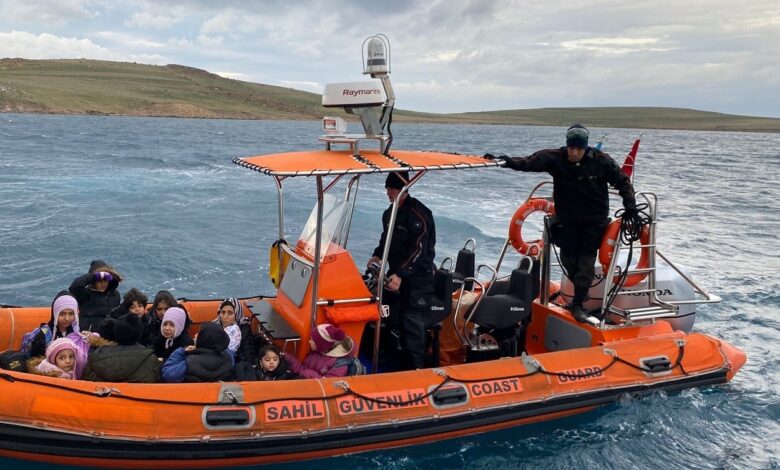 ayvalik aciklarinda mahsur kalan 27 duzensiz gocmen kurtarildi e8fe62e |