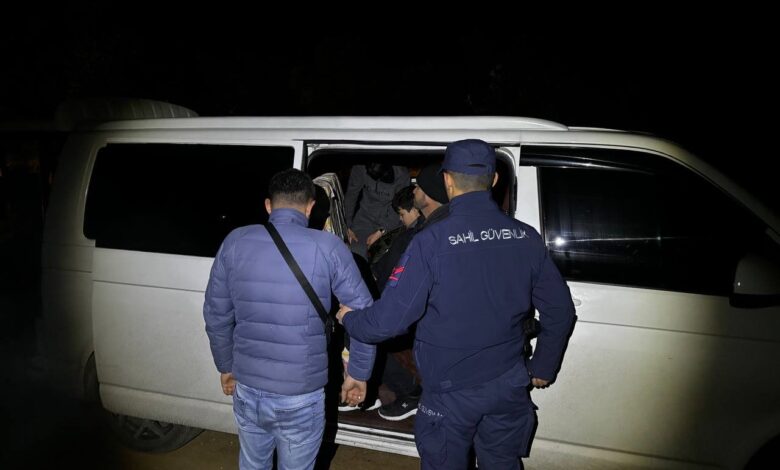 Ayvalık’ta 16 göçmen ve 1 organizatör Sahil Güvenlik timlerinden kaçamadı 1 ayvalikta 16 gocmen ve 1 organizator sahil guvenlik timlerinden kacamadi 5352088 |
