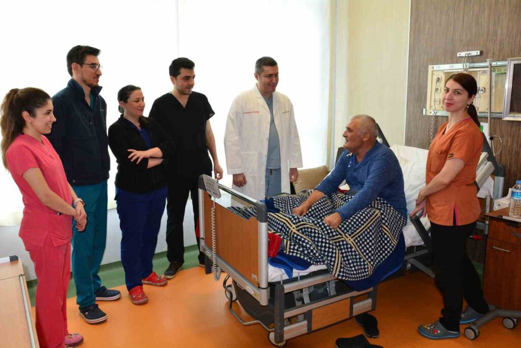 balikesirde 3 santimlik kesi ile baypas ameliyati yapildi 6489640 |