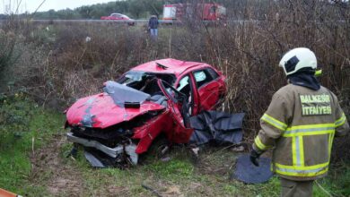 balikesirde kayganlasan yolda takla atan otomobil sarampole uctu 1 olu 1f03249 |