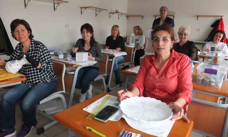 Burhaniye’de çini işlemeciliği kursu ilgi gördü 1 burhaniyede cini islemeciligi kursu ilgi gordu c0f8c9d |