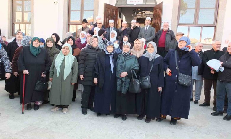 Burhaniye’de umrecilere coşkulu uğurlama 1 burhaniyede umrecilere coskulu ugurlama 8ab31d0 |