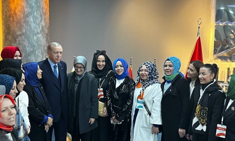 Cumhurbaşkanı Erdoğan kadınların fotoğraf isteğini kırmadı 1 cumhurbaskani erdogan kadinlarin fotograf istegini kirmadi 120f0a8 |
