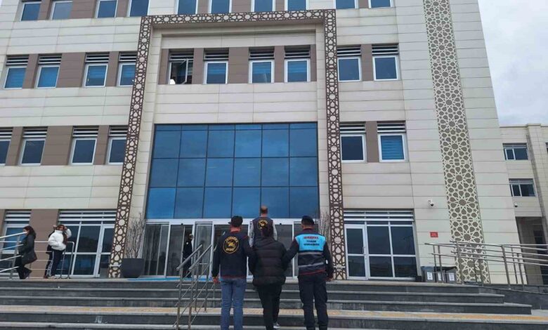 Haklarında 16 yıl ve 18 yıl hapis cezası bulunan 2 şüpheli jandarmadan kaçamadı 1 haklarinda 16 yil ve 18 yil hapis cezasi bulunan 2 supheli jandarmadan kacamadi 01f834f |