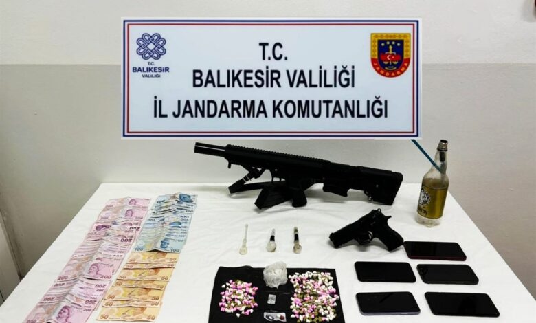 Jandarmadan uyuşturucu tacirlerine operasyon: 6 gözaltı 1 jandarmadan uyusturucu tacirlerine operasyon 6 gozalti 76ce894 |