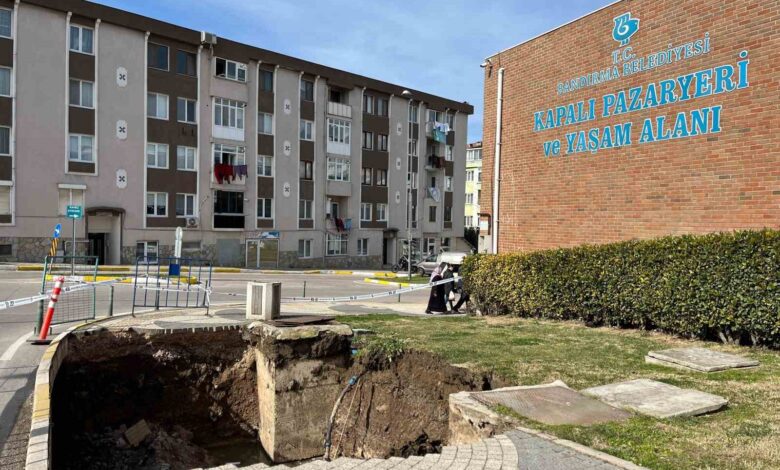Kaldırım çöktü, faciadan dönüldü 1 kaldirim coktu faciadan donuldu f983524 |