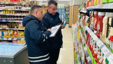 lapsekide zabita ekipleri supermarket ve zincir marketlerde fiyat ve etiket denetimi yapti 995358e |