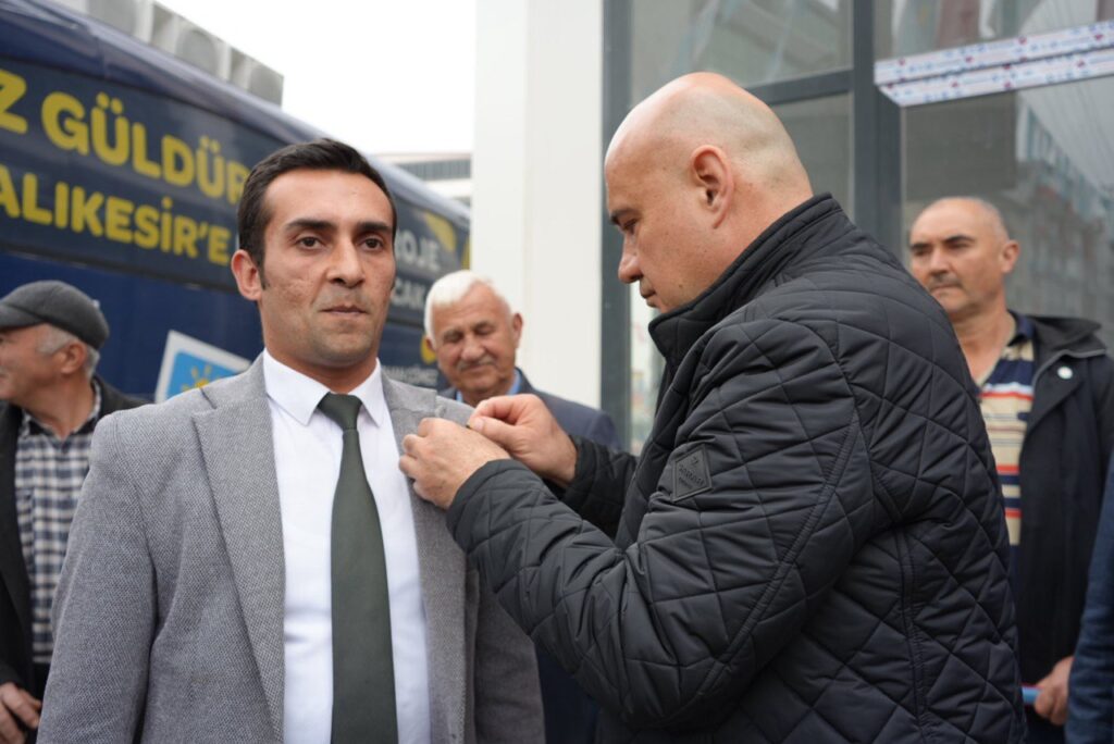 Turhan Çömez, Burhaniye’de seçim bürosu açılışına katıldı, İYİ Parti’ye katılan üyelere rozet taktı 2 photo 5 2024 02 27 14 21 47 |
