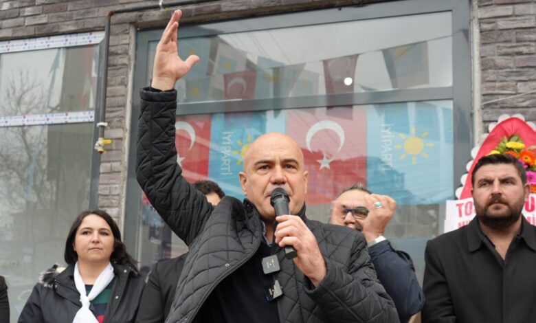 Turhan Çömez, Burhaniye’de seçim bürosu açılışına katıldı, İYİ Parti’ye katılan üyelere rozet taktı 1 photo 8 2024 02 27 14 21 47 e1709111552483 |