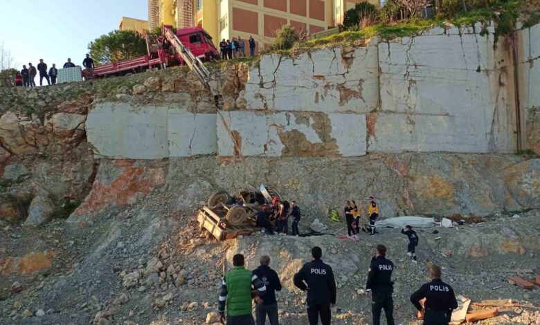 Traktör 20 metrelik şarampole yuvarlandı, sürücüsü öldü 1 traktor 20 metrelik sarampole yuvarlandi surucusu oldu bbba95c |