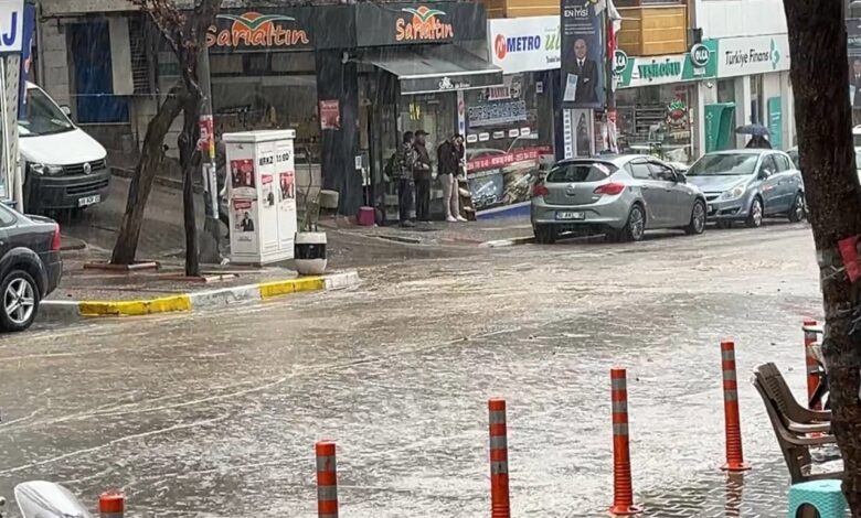 10 dakika yağdı, yollar göl oldu 1 10 dakika yagdi yollar gol oldu 4a00231 |