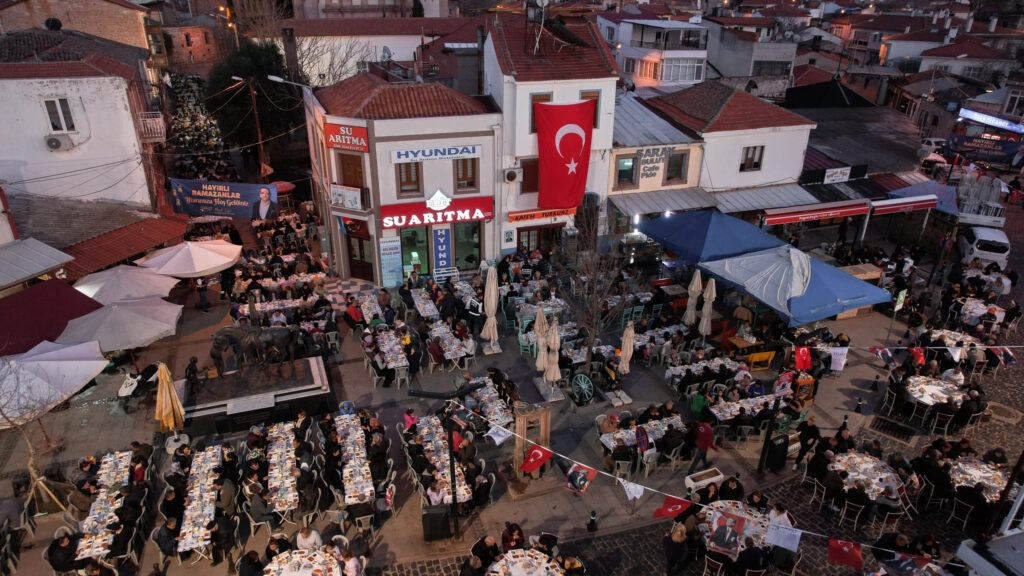 AYVALIKTA ILK IFTAR |