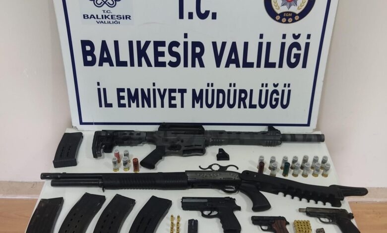 Balıkesir’de cephanelik gibi evi polis bastı 1 balikesirde cephanelik gibi evi polis basti ead94f5 |