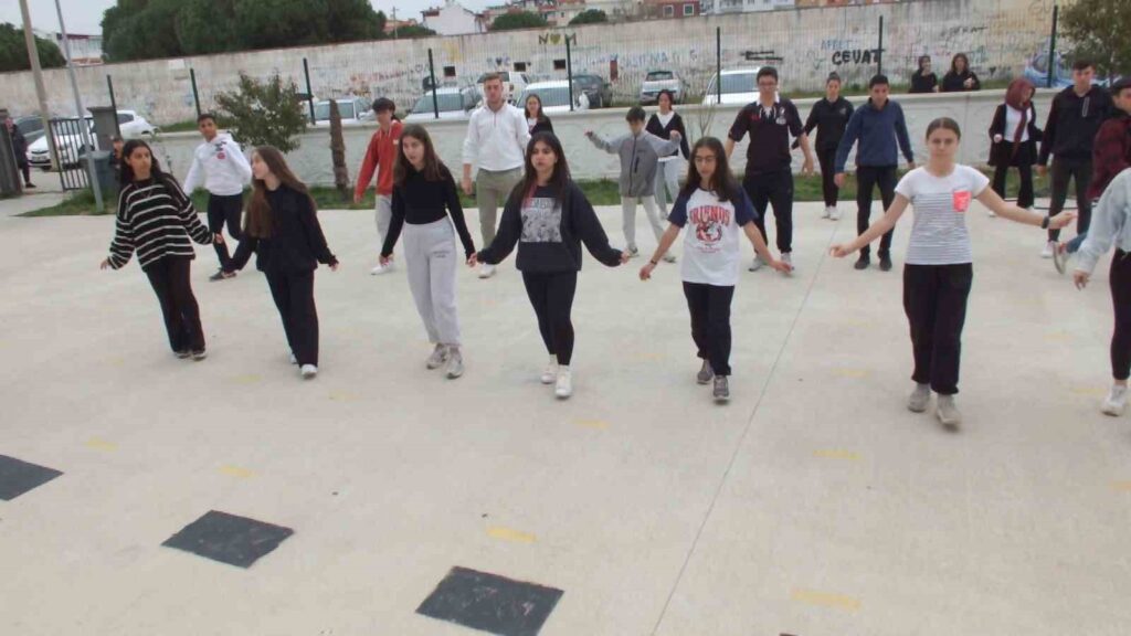 balikesirli gencler halk oyunlari yarismasina hazirlaniyorlar 7d1d979 |