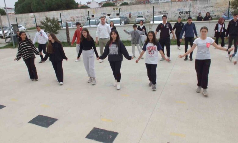 Balıkesirli gençler halk oyunları yarışmasına hazırlanıyorlar 1 balikesirli gencler halk oyunlari yarismasina hazirlaniyorlar 7d1d979 |