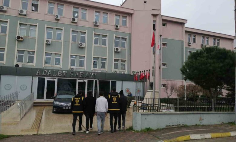 Bandırma’da 24 suçtan aranan şahıslar yakalandı 1 bandirmada 24 suctan aranan sahislar yakalandi ab2db37 |