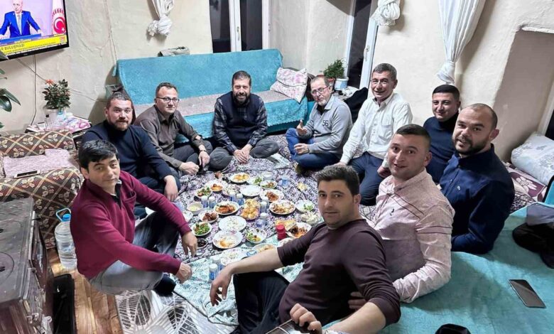 baskan ekrem yavas cat kapi iftarla mutluluk dagitiyor b532570 |
