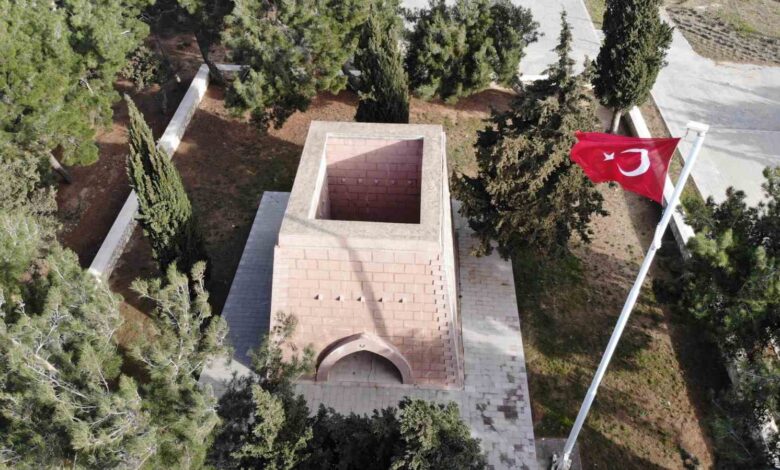 canakkale savaslarinin en kanli carpismalarinin yasandigi ziginderede sehitlerin kemikleri bu anitin dibinde bulunuyor b20817b |