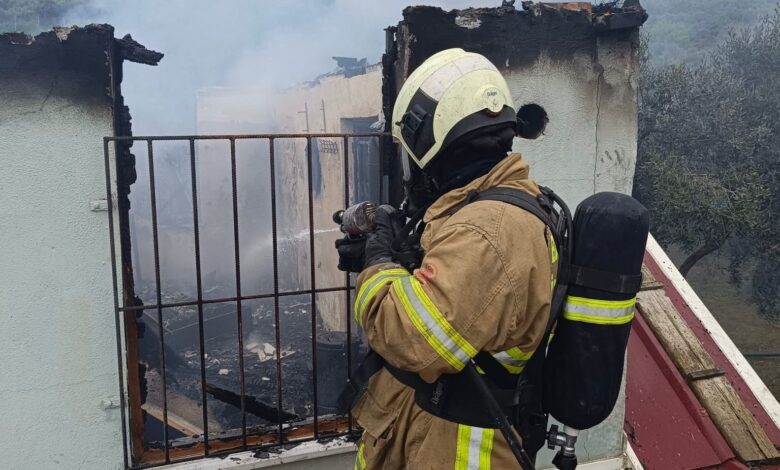 Erdek’te zeytinliğin içindeki evde yangın çıktı 1 erdekte zeytinligin icindeki evde yangin cikti 807e1f5 |