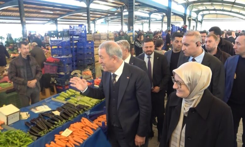 Hulusi Akar, Balıkesir’de pazarın nabzını tuttu 1 hulusi akar balikesirde pazarin nabzini tuttu c96e4c3 |