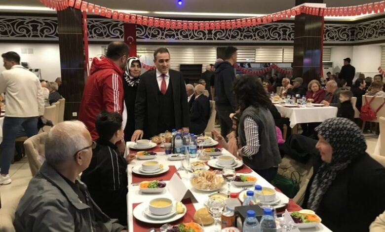 Kaymakam Memiş, Şehit aileleri ile gaziler için iftar yemeği verdi 1 kaymakam memis sehit aileleri ile gaziler icin iftar yemegi verdi 07e9ba5 |