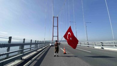 sehitler icin canakkaleye yuruyen gazi torunu turk bayragiyla 1915 canakkale koprusunu yuruyerek gecti 6d850c8 |