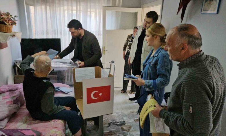 Sındırgı’da gezici sandıkta oy kullanma işlemi tamamlandı 1 sindirgida gezici sandikta oy kullanma islemi tamamlandi 034557e |