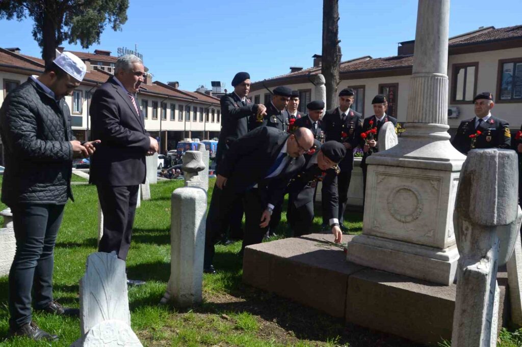 zagnos pasa camii haziresinde yatan sehit yuzbasi necati bey anildi 446802a |