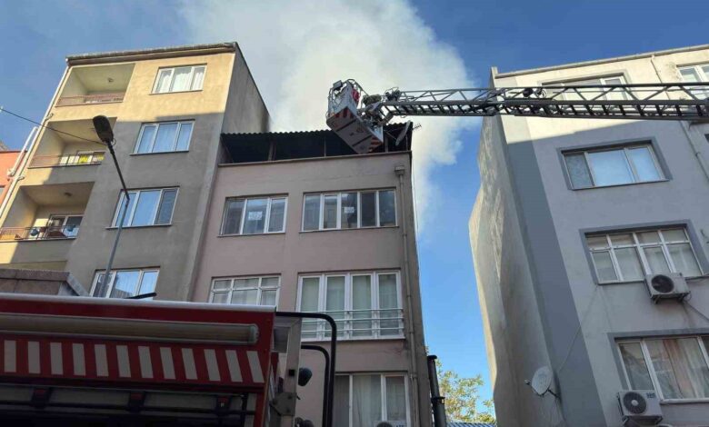 Balıkesir merkezde korkutan çatı yangını 1 balikesir merkezde korkutan cati yangini babae15 |