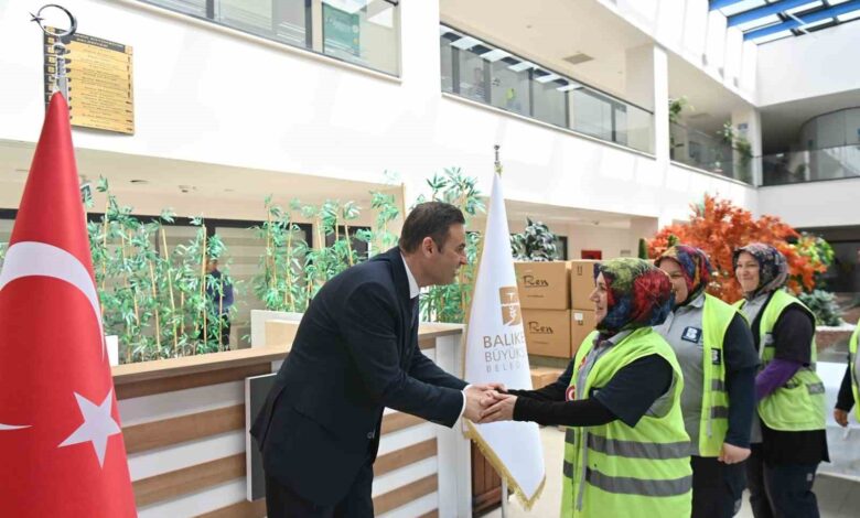 Başkan Akın, Büyükşehir personeliyle bayramlaştı 1 baskan akin buyuksehir personeliyle bayramlasti d4c6984 |