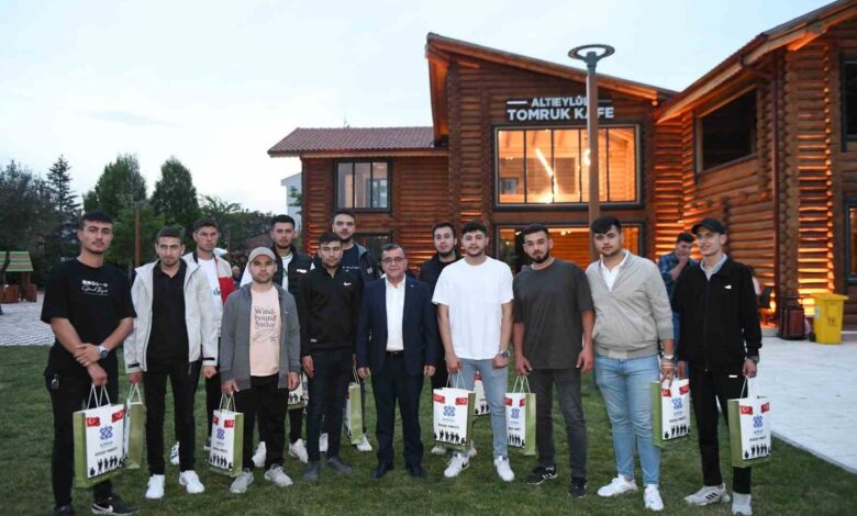 baskan hakan sehirli askere giden genclerle bulustu 3dad999 |