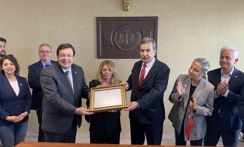 Çanakkale Belediye Başkanı Muharrem Erkek mazbatası alarak göreve başladı 1 canakkale belediye baskani muharrem erkek mazbatasi alarak goreve basladi 9b315fc |