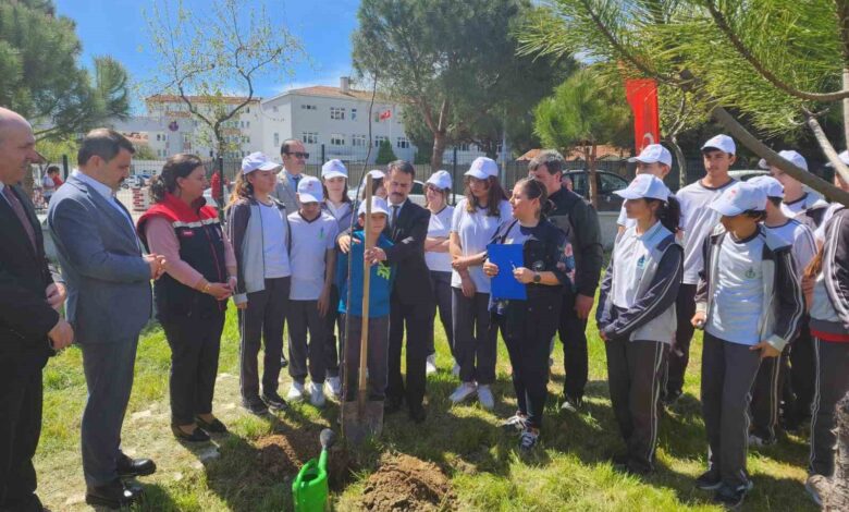 canakkalede okuldaki ciftlik projesiyle meyve fidanlari toprakla bulustu 04d189d |